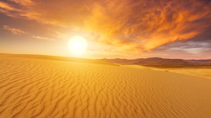 Erneuerbare Energien Versicherung: Sonnenuntergang in der Wüste