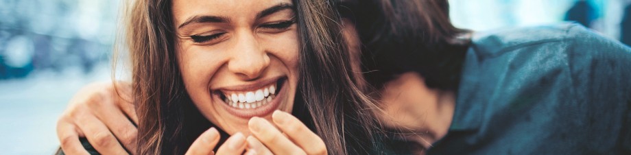 Gothaer Zahnzusatzversicherung (Zahnbehandlung & Zahnersatz): Eine Frau lacht herzlich.